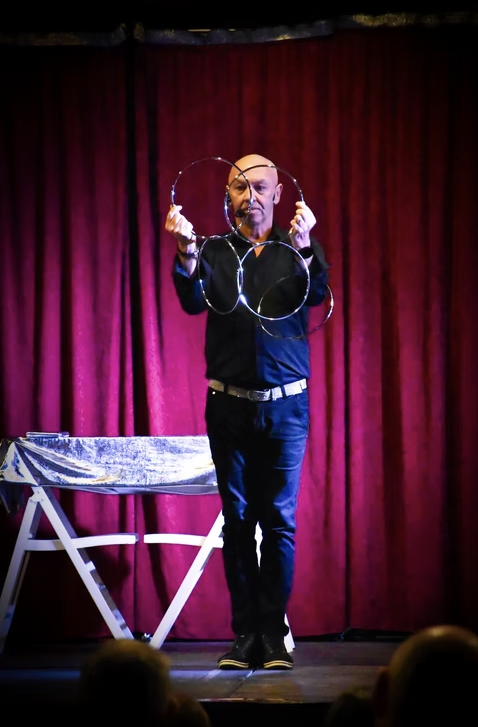 Magicien Jura - Les Anneaux Chinois en spectacle