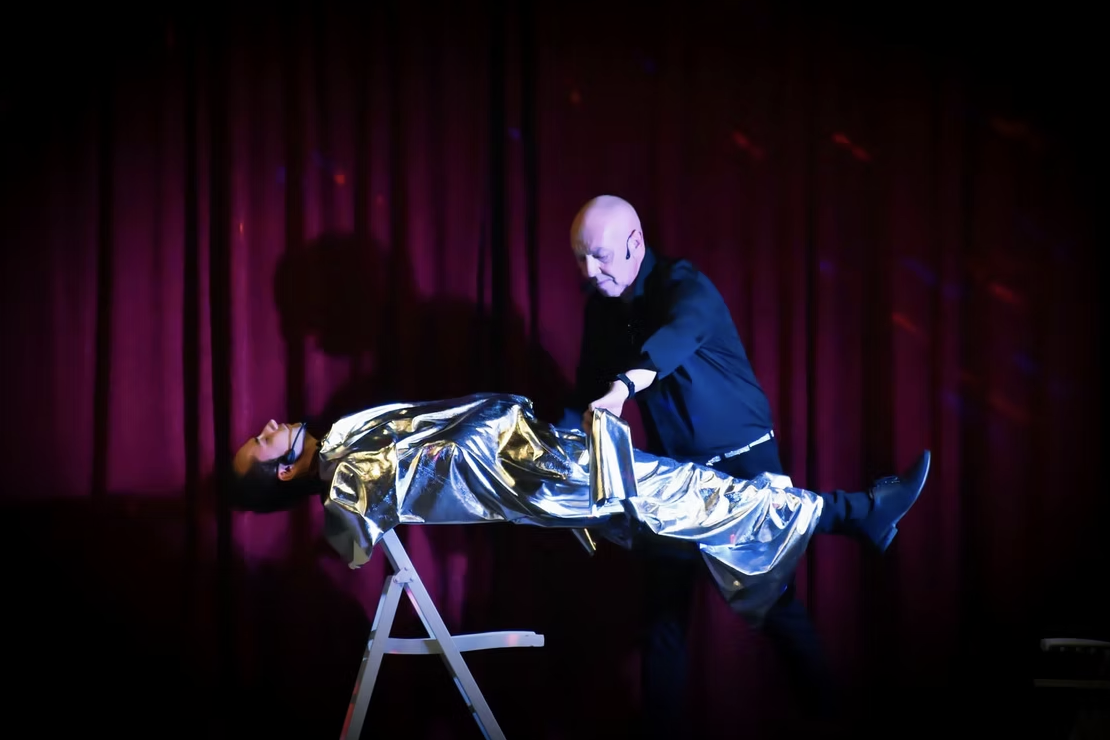 Lévitation spectacle magie Les Rousses